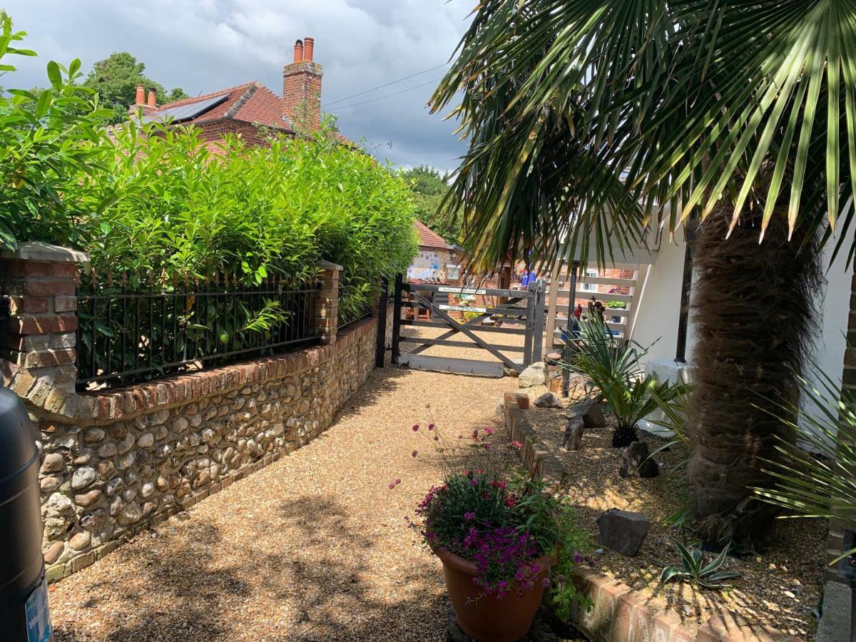 Hunston Mill Self Catering Dog Stay For Free Chichester Exteriör bild