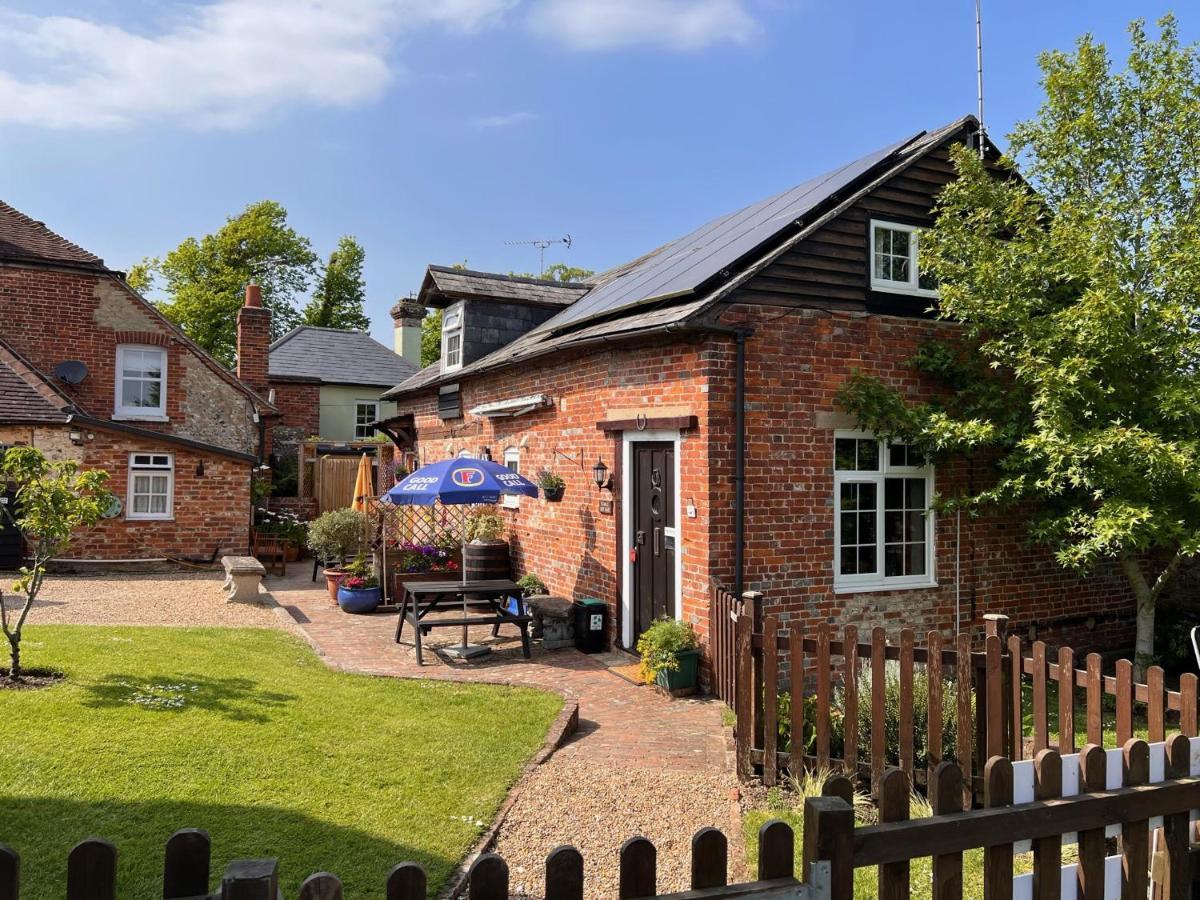 Hunston Mill Self Catering Dog Stay For Free Chichester Exteriör bild