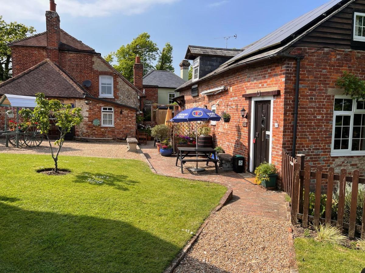 Hunston Mill Self Catering Dog Stay For Free Chichester Exteriör bild