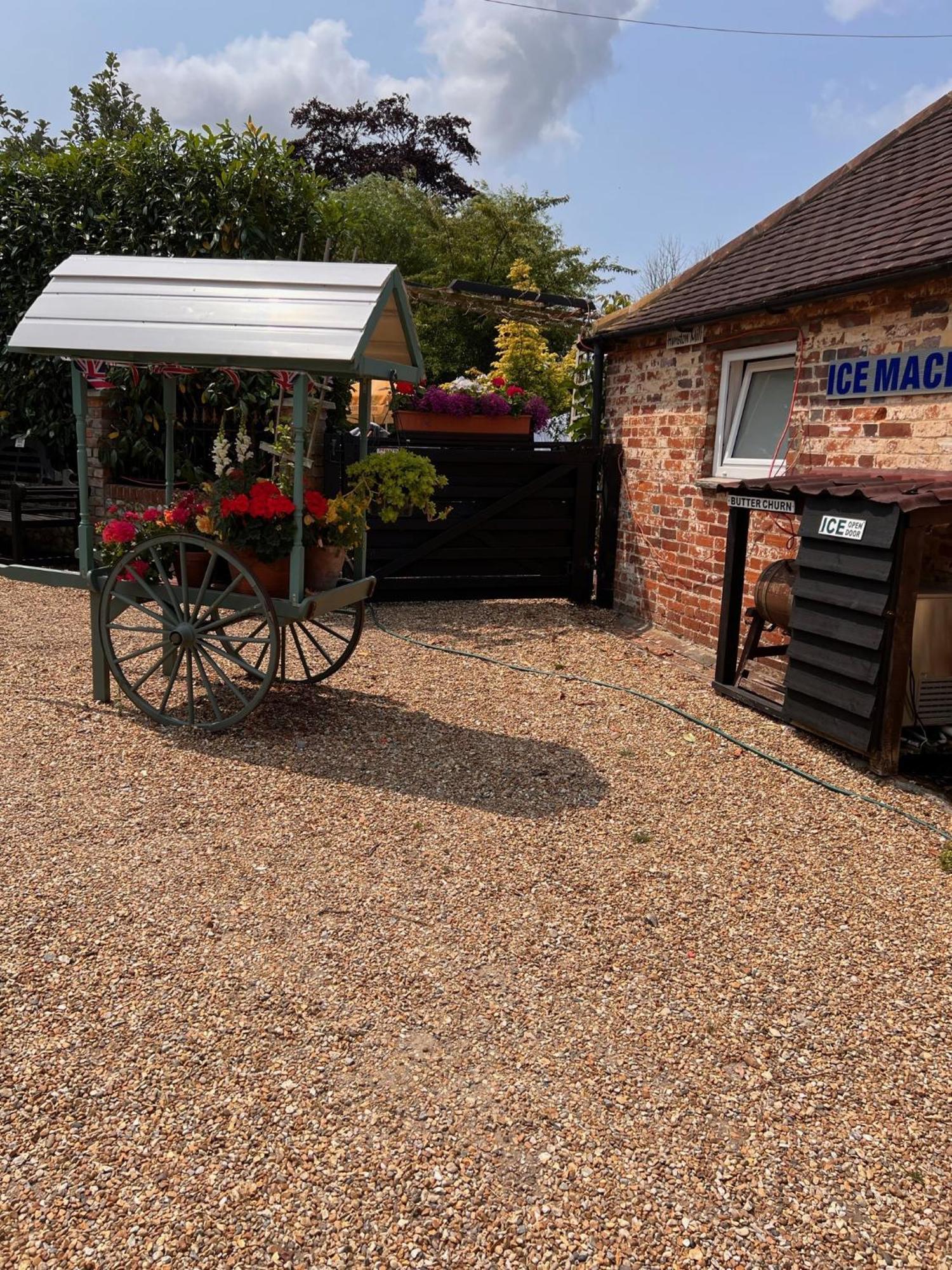Hunston Mill Self Catering Dog Stay For Free Chichester Exteriör bild