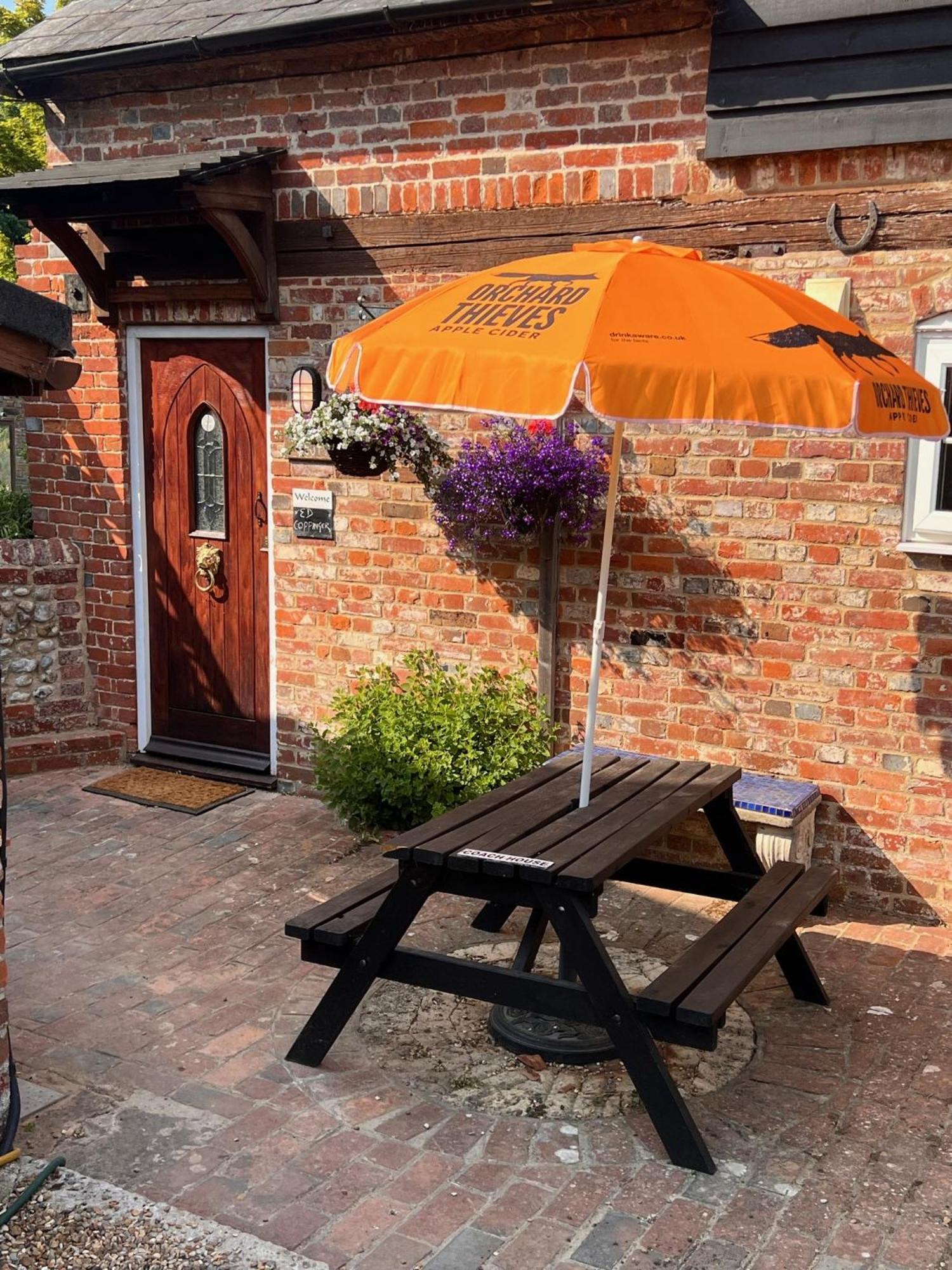 Hunston Mill Self Catering Dog Stay For Free Chichester Exteriör bild