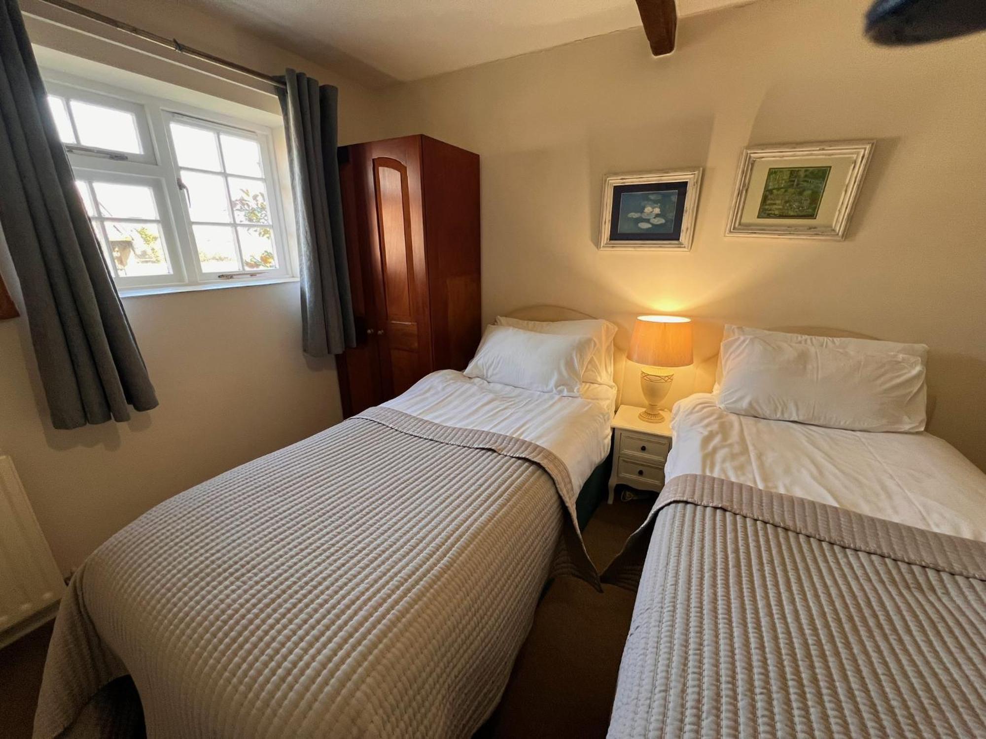 Hunston Mill Self Catering Dog Stay For Free Chichester Exteriör bild