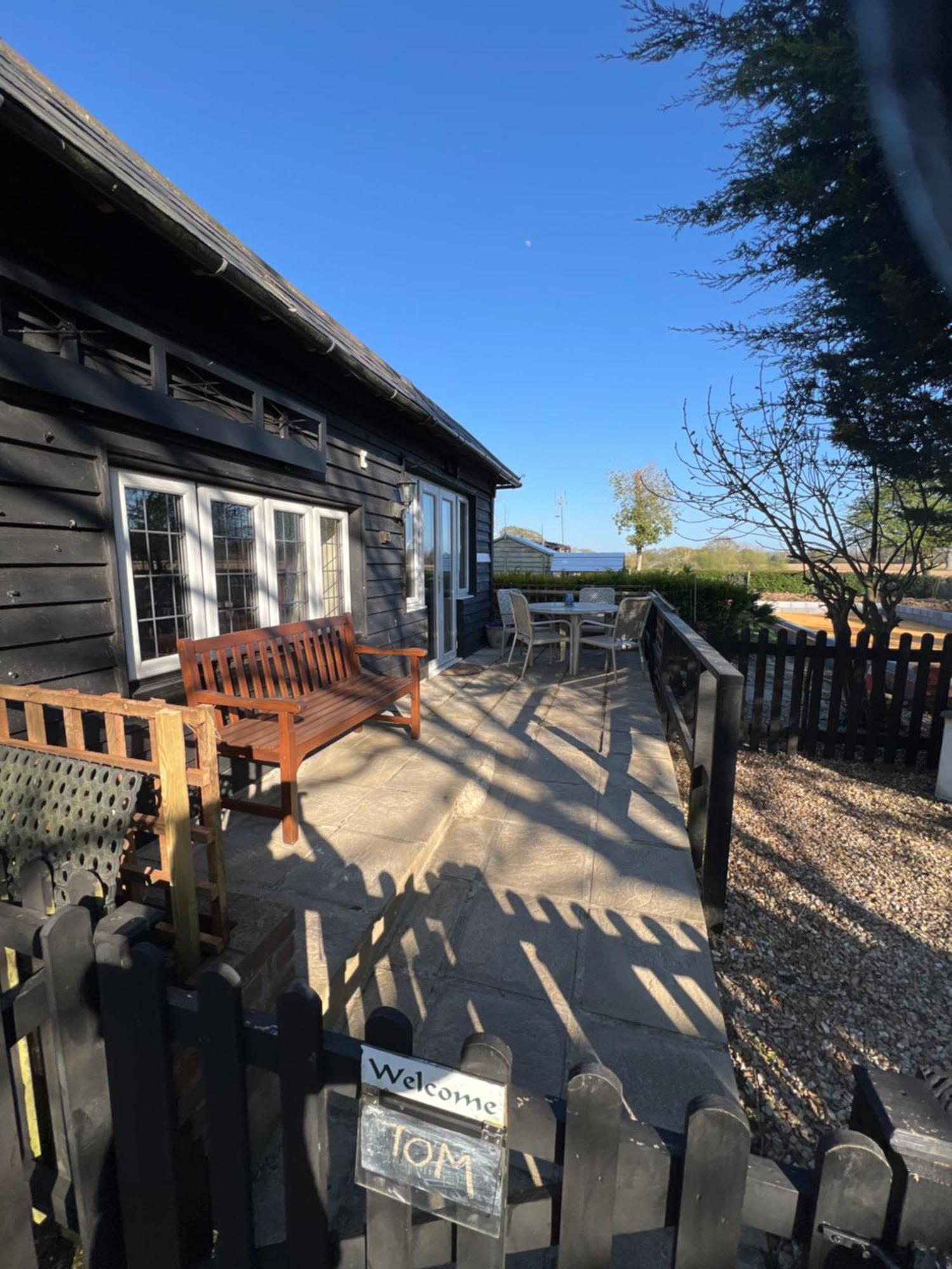Hunston Mill Self Catering Dog Stay For Free Chichester Exteriör bild