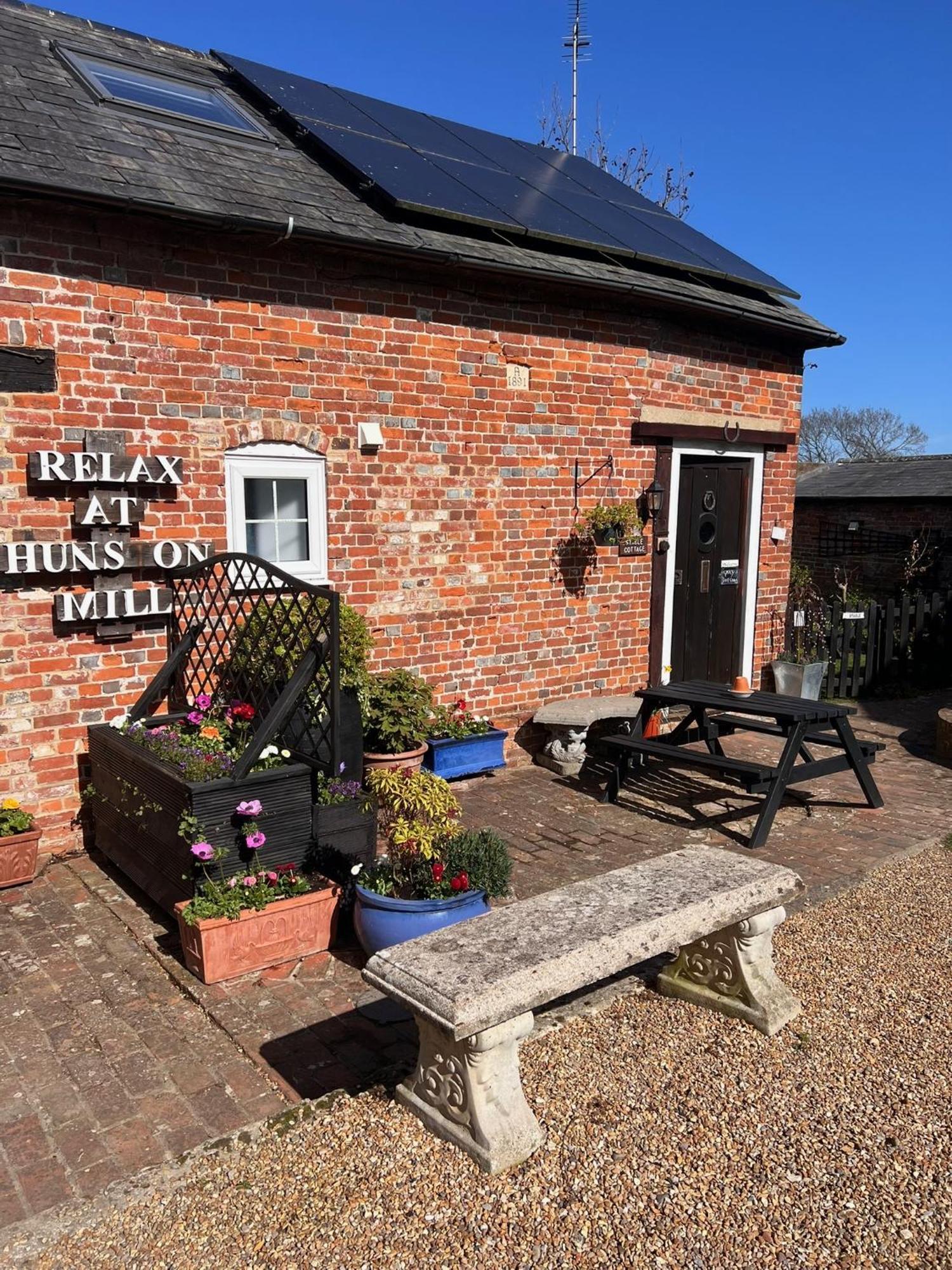 Hunston Mill Self Catering Dog Stay For Free Chichester Exteriör bild